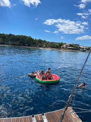 Kinder auf einem Melonen-Floatie bei der Segel-Familienreise Kroatien