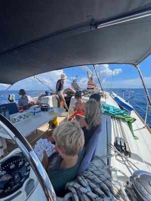 Kinder und Eltern auf einer Segelyacht im Familienurlaub Ostsee