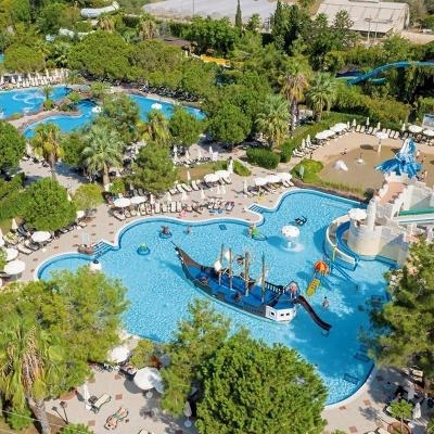 Pool mit Kinderbadebereich und Piratenschiff im Familienurlaub Türkei