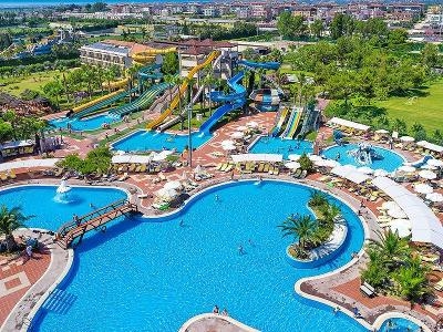 Viele Pools mit Wasserrutschen im Familienurlaub Türkei