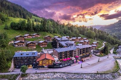 Uriges Hotel bei Sonnenuntergang im Familienurlaub Österreich