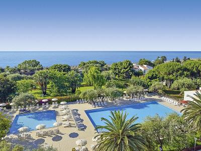 Grüne Gartenanlage mit zwei Pools im Familienurlaub Italien