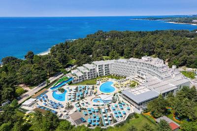 Drei Pools, Wasserrutschen und Hotelgebäude umgeben von Wald im Familienurlaub Kroatien