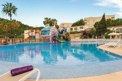 Pool mit Wasserrutschen für Kinder im Familienurlaub Mallorca