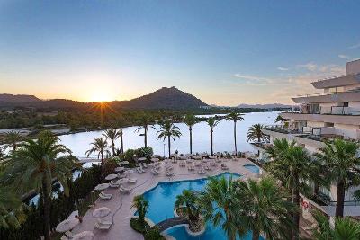 Palmen, Pool und Berge im Familienurlaub Spanien