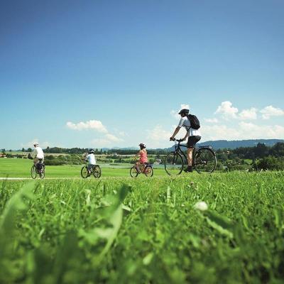Familie bei einer Fahrradtour im Familienurlaub Allgäu