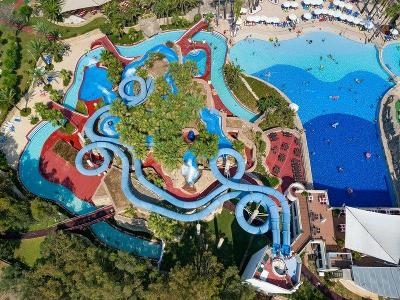 Wasserrutschen und Pool aus der Vogelperspektive im Familienurlaub Türkei