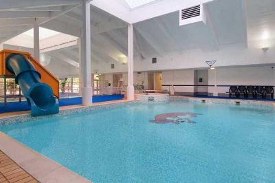 Hallenbad mit Wasserrutsche im Familienurlaub Schottland