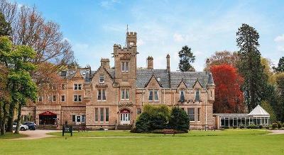 Hotelgebäude im Stile einer Burg im Familienurlaub Schottland