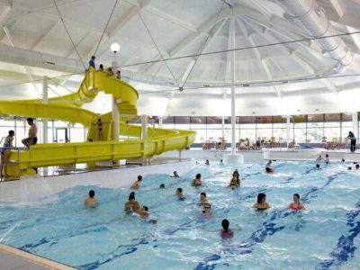 Hallenbad mit gelber Rutsche im Familienurlaub Schottland