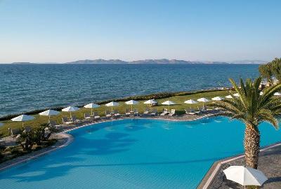 Pool mit Wiese direkt am Meer im Familienurlaub Griechenland