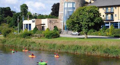 Boote im Wasser vor dem Hotel im Familienurlaub Irland