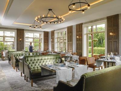 Zimmer mit luxerösen Möbeln und gedeckten tischen im Familienurlaub Irland