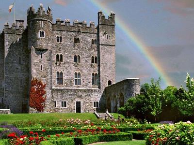 Englische Burg mit Garten und Regenbogen in Familienurlaub Irland