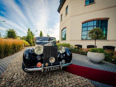 Auto vor einem Hotel mit Rotem Teppich im Familienurlaub Irland