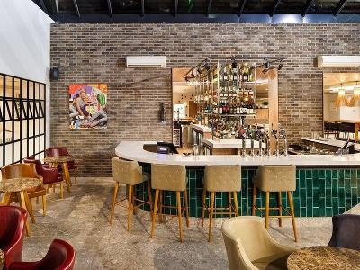 Bar mit Hochstühlen im Familienurlaub Großbritannien