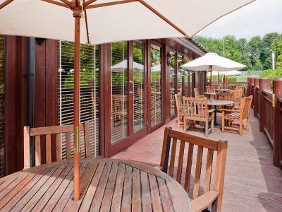 Terrasse mit braunen Holzstühlen im Familienurlaub Großbritannien