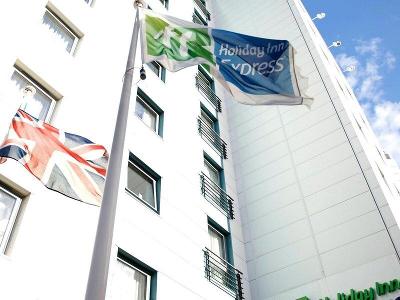 Das modernen Hotellgebäude mit einer weißen Fassade und wehenden Fahnen im Familienurlaub Großbritannien