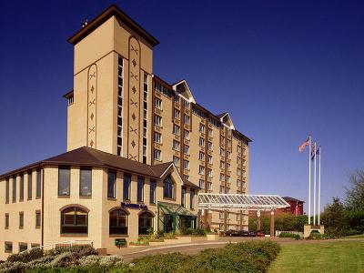 Hotelgebäude mit einer beigen Fassade und einem markanten Turm im Familienurlaub Großbritannien