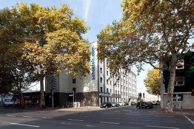 Hotelgebäude versteht hinter Bäumen im Familienurlaub Deutschland
