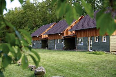Wiese mit drei holz Hütten 