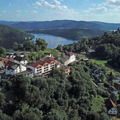 Hotel auf einem Berg mit Blick auf einen See