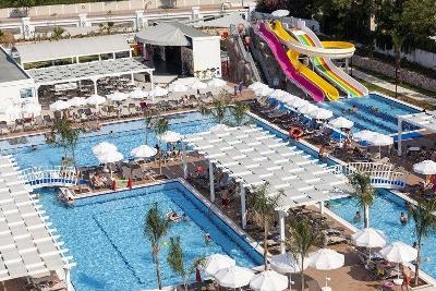 Der Outdoor Wasserbereich mit Schwimmbecken und Rutschen im Familienurlaub Türkei