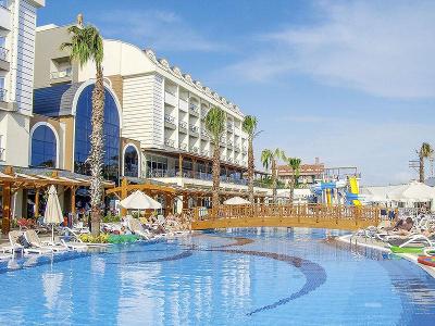 Der Schwimmbereich im Familienurlaub Türkei