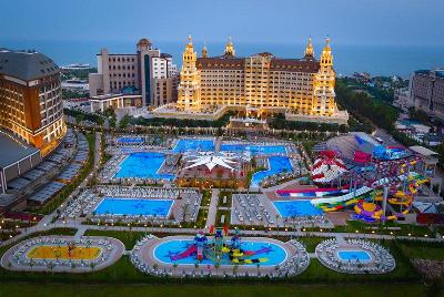 Tolle Hotelanlage mit wunderschönenen Poollandschaft und Wasserrutschen