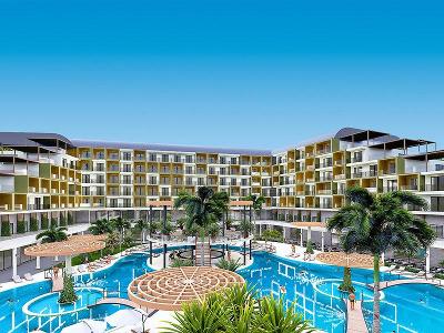 Modernes Hotel mit großer Poolanlage
