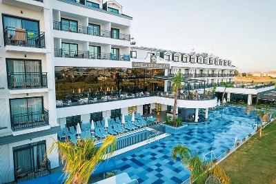 Hübsches Hotel mit Dachterasse und blick auf einen großen Pool