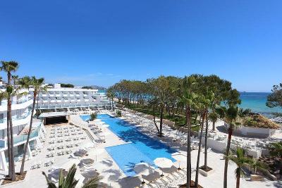 Weisses Hotel mit Poolanlage direkt am Meer