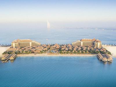 Hotel Resort auf einer großen Sandbank mit schönen Gebäuden