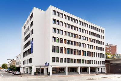 Weisses Hochhaus Gebäude a&o Hotel
