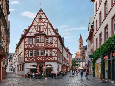 Rotes Fachwerkhaus in der Altstadt von Mainz in der Fussgängerzone 