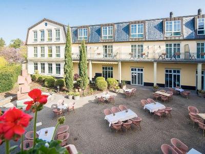 Schöner Innenhof mit Tischen 