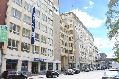 Hostel an einer Straße 