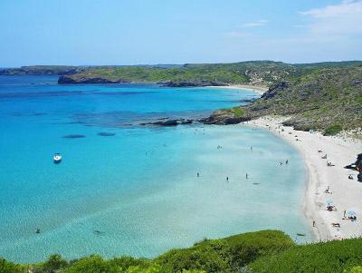 Türkis blaues Meer und Sandstrand im Familienurlaub Spanien