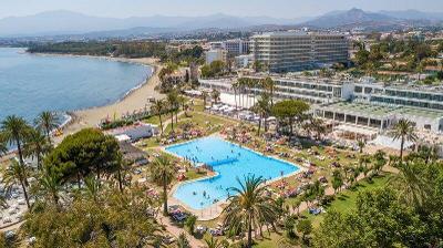 Großes Resort am Strand mit einer Poolanlage im Familienurlaub Spanien