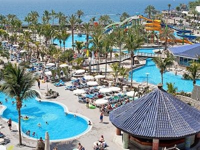 Die lebendige Poollandschaft mit Wasserrutschen in Familienurlaub Spanien