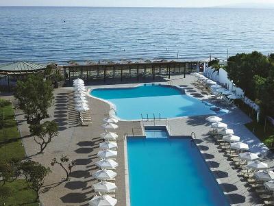 Der Pool direkt am Wasser im Familienurlaub Griechenland