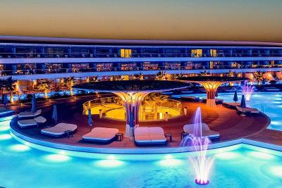 Die Hotelaussenseite im Familienurlaub Griechenland die zum Entspannen einlädt mit Liegen und Wasser