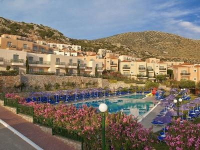 Die Hotelzimmer mit Blick zum Pool im Familienurlaub Griechenland