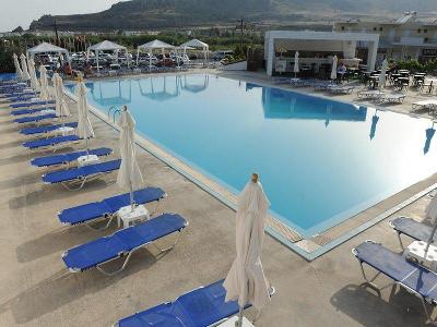 Ein Pool mit Liegen im Familienurlaub Griechenland
