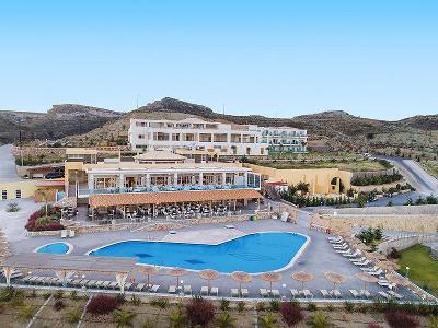 Ein elegantes Resort mit einem großen Poolbereich im Familienurlaub Griechenland