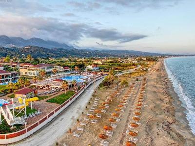 Genieße de direkte Strandlage im Familienurlaub Griechenland