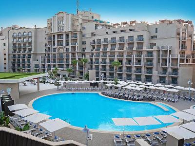 Ein Pool zum entspannen im Familienurlaub Malta