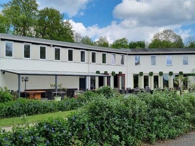Zweistöckiges Hotelgebäude mit Vorgarten im Familienurlaub Holland