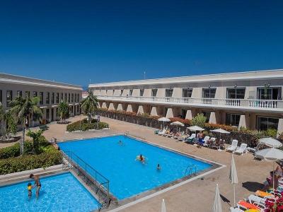 Pool-Landschaft des Hotels im Familienurlaub La Gomera