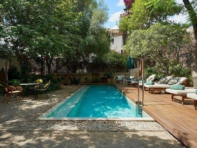 Schattiger Pool umgeben von Grün im Familienurlaub Mallorca